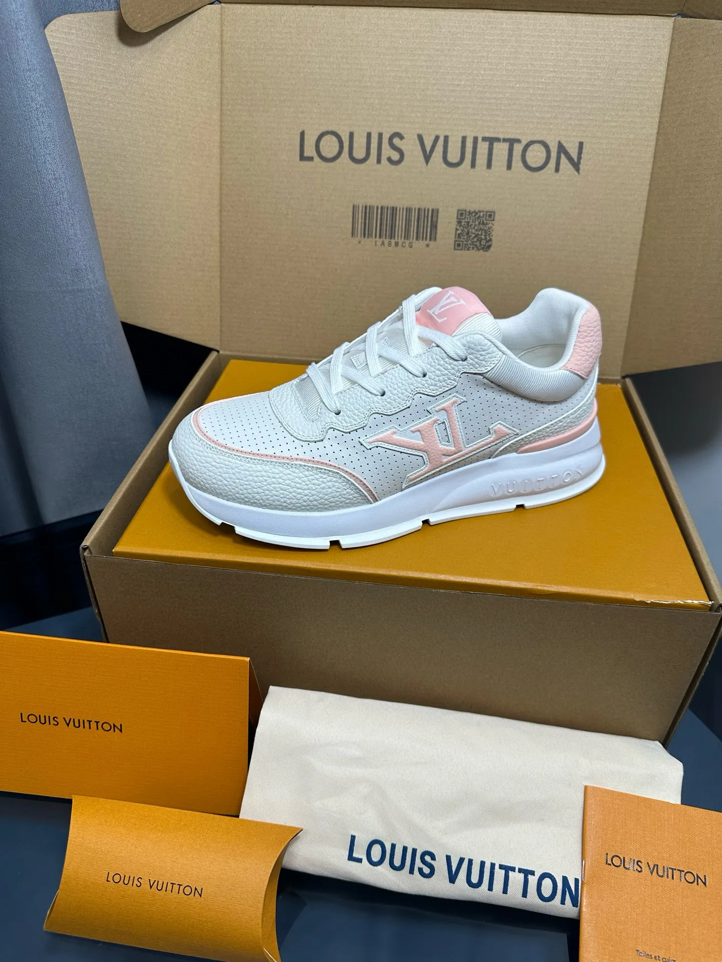 Factory price: 700💰🌈LV | Louis Vuitton 2025𝐬𝐬 🧡💚2025 spring and summer new style top version‼ ️The original version is the same. The counter focuses on the latest casual shoes and new hard goods🆕 ❥Purchasing agent level! Full of high-end feel! A popular model among bloggers at home and abroad, it’s retro and fashionable, and looks stunning on your feet! Wear a lot of happiness! The official website's main recommendation★ ━━━━━ ЅᏇєєt ━━━━━ ▪️Upper: Original custom-made imported calfskin fabric ▪️Inner: breathable gauze imported from Italy ▪️Outsole: rubber foam ➕t men's men's shoes 💰u high-end outsole ▪️Color: nine colors available ▪️Shoe size: 35-44, (45, 46 customized)